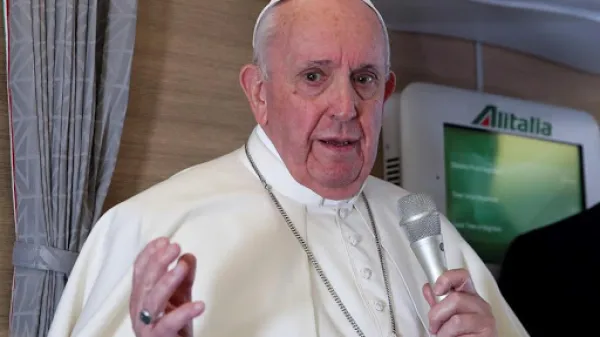 El papa regresó a Roma tras su breve gira por Irak