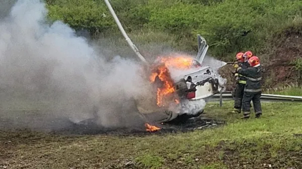 Persecución en La Calera: un auto chocó, volcó y terminó incendiado
