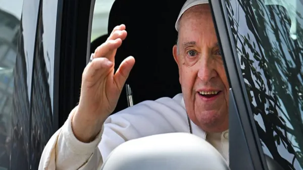 El papa Francisco recibió el alta y el domingo ya recitará el Ángelus