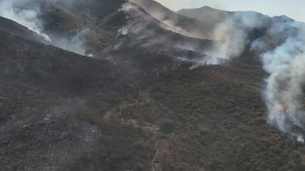 Bomberos continúan el combate del fuego en La Calera