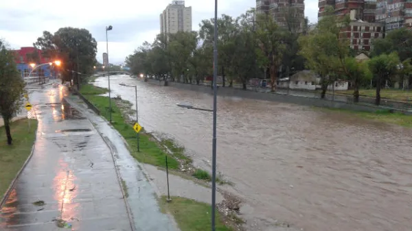 Corte en Costanera por crecida del Río Suquía