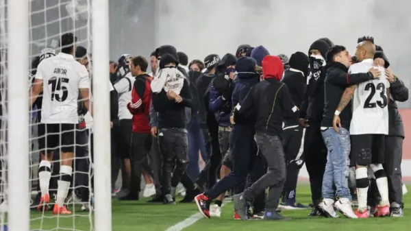 Dos hinchas de 13 y 18 años murieron en una avalancha previo al partido Colo Colo vs Fortaleza
