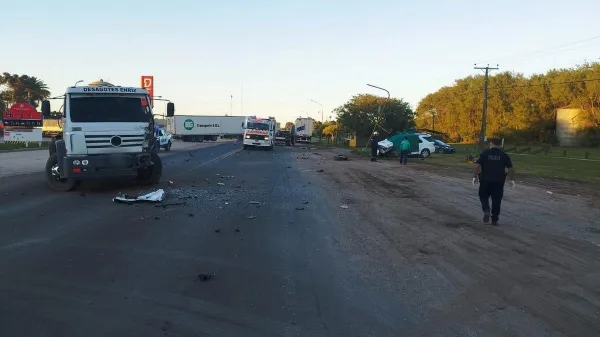 Murió un hombre por el choque de una camioneta y un camión en la Ruta 158