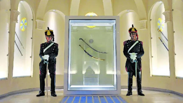 Renunció la directora del Museo Histórico Nacional por el traslado del sable corvo de San Martín