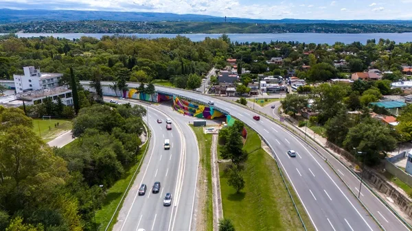 Un colorido mural decorará el puente de ingreso a Villa Carlos Paz