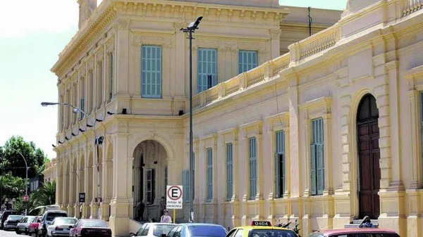 Residentes del Hospital Clínicas paran por cinco días en reclamo salarial
