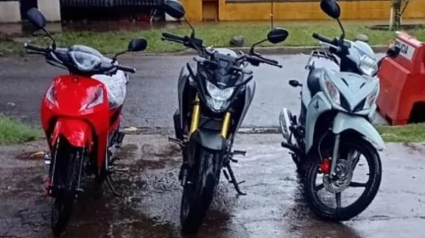 Recuperan motos, cascos y una camioneta en operativo policial en Córdoba