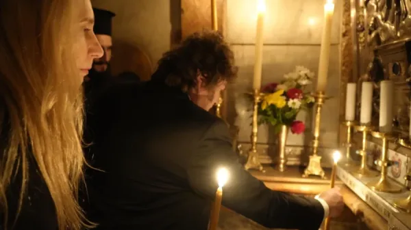 Milei rindió homenaje al papa Francisco en el Santo Sepulcro y envió una carta al Episcopado