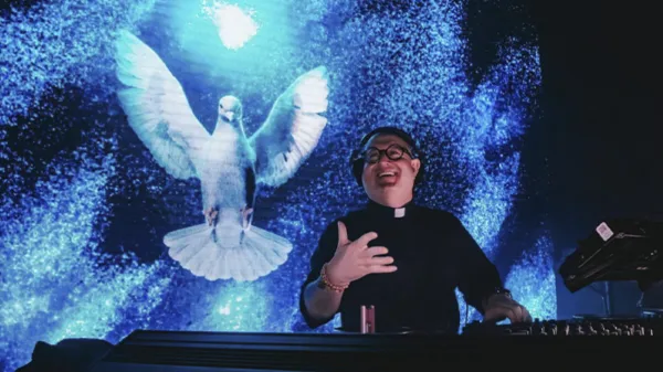 El cura DJ hizo vibrar Plaza de Mayo en homenaje al Papa Francisco