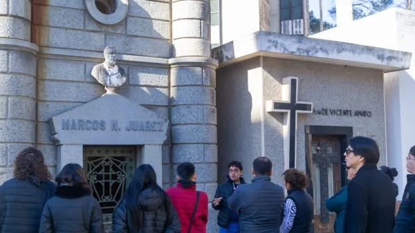 Dos propuestas para conocer el Cementerio San Jerónimo desde una mirada artística y arquitectónica