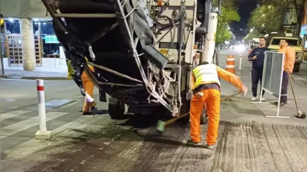 Córdoba: repavimentan de noche una avenida céntrica de cara a la visita del Papa
