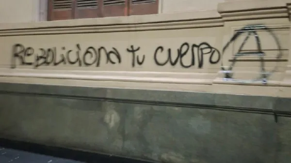 Vandalismo y denuncia tras la marcha por el Encuentro Plurinacional de Mujeres