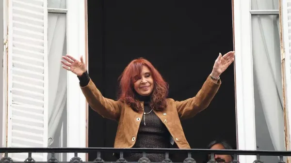 Día de la Lealtad: la militancia se reunió en la puerta de San José 1111 para celebrar junto a Cristina Kirchner