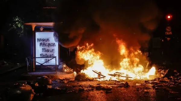 Decretan toques de queda parciales en Francia por la ola de incidentes