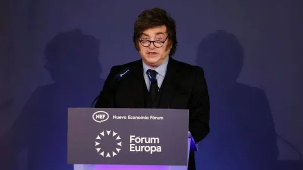 Milei sostuvo que la suba del riesgo país se debe al contexto internacional y tildó de "dictador" a Pedro Sánchez