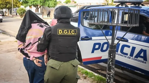 Detuvieron a la esposa del inspector acusado de balear la casa de un deudor en Córdoba