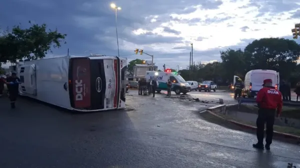 Choque entre un colectivo y una trafic deja dos heridos en Córdoba