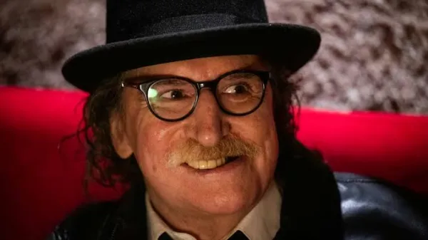 Charly García cumple 75 años y sorprendió con un saludo a sus fans desde el balcón