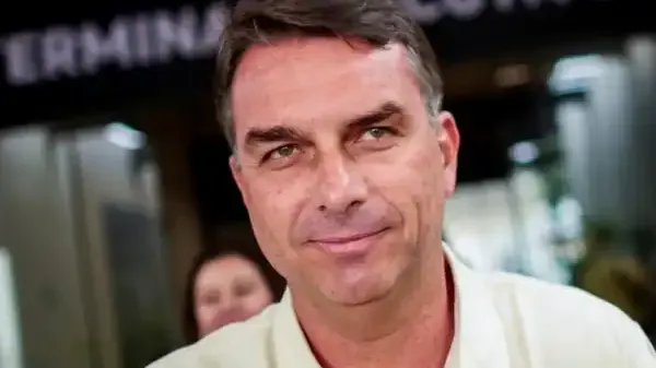 El Gobierno confirmó que Flávio Bolsonaro ingresó a la Argentina y despegó desde Puerto Iguazú