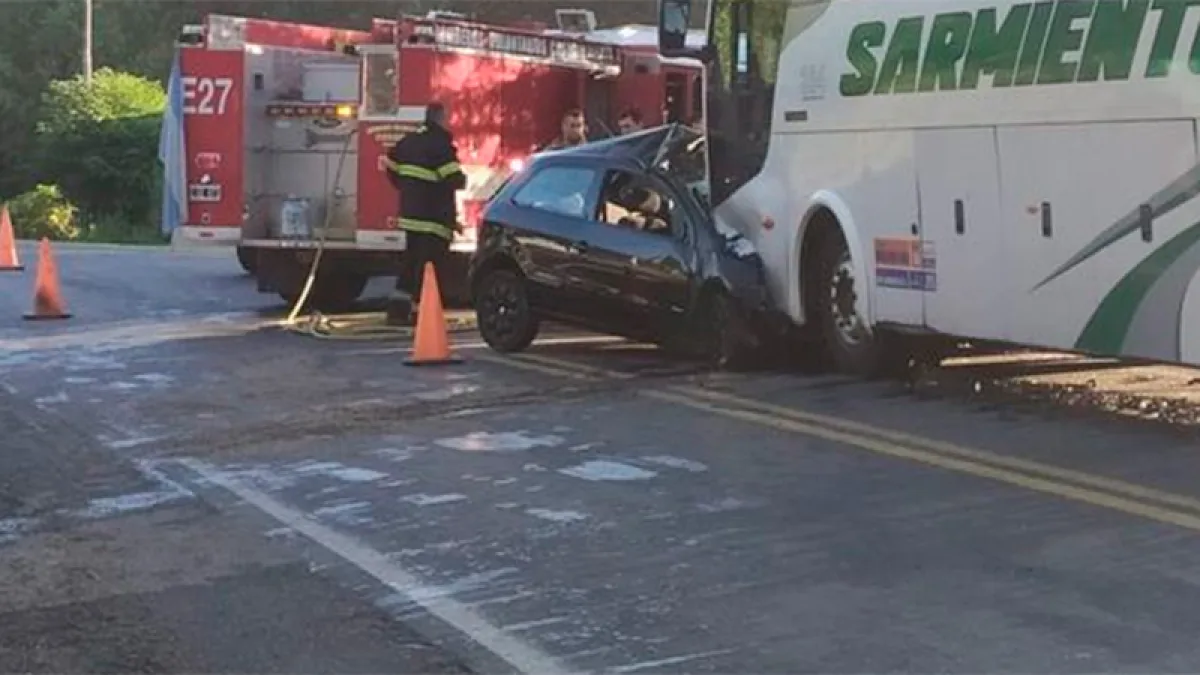 Murió un joven de 21 años tras chocar contra un micro en Cosquín