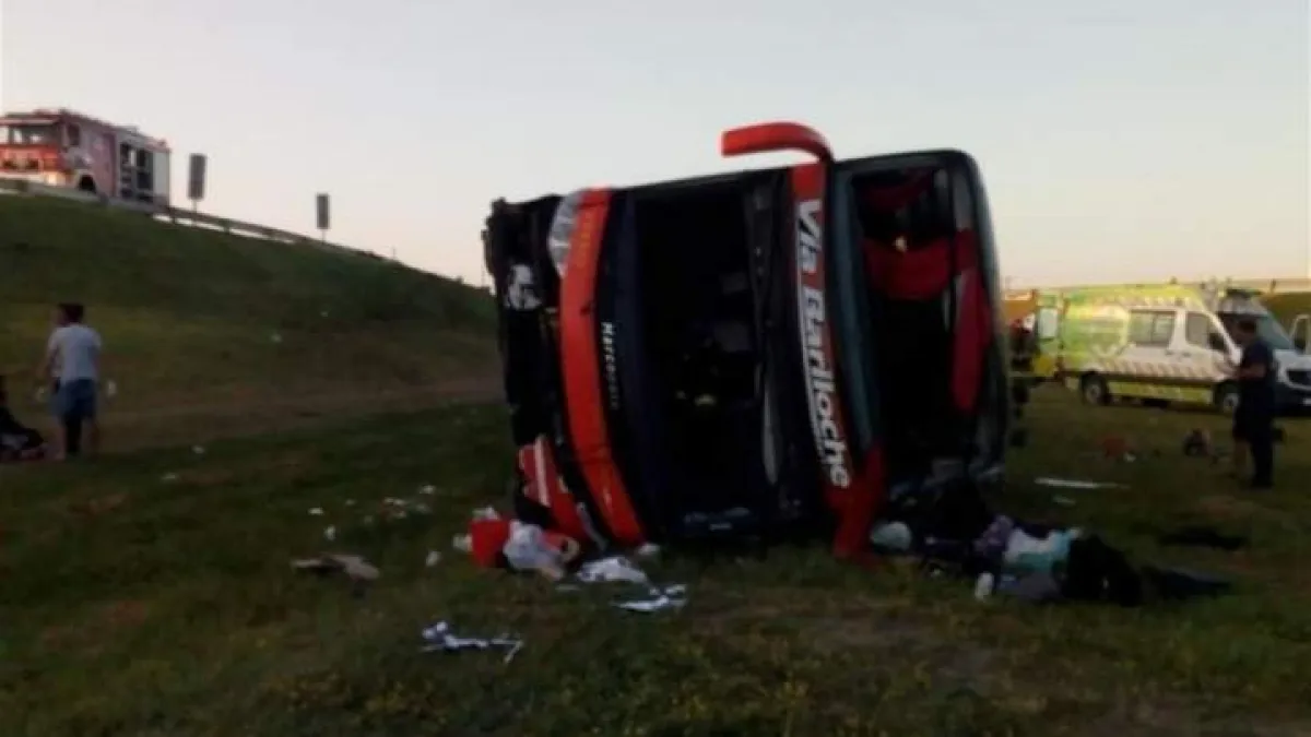 Volcó un colectivo doble piso: 2 muertos y 13 heridos