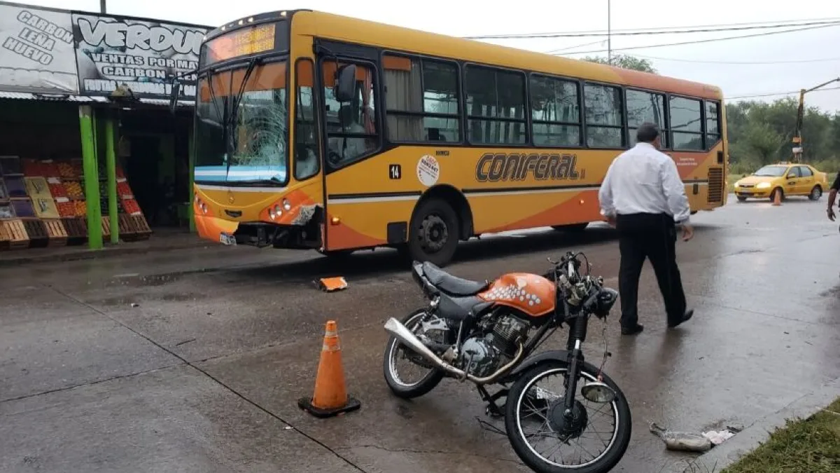 Falleció un motociclista al impactar con un colectivo en barrio Ituzaingó