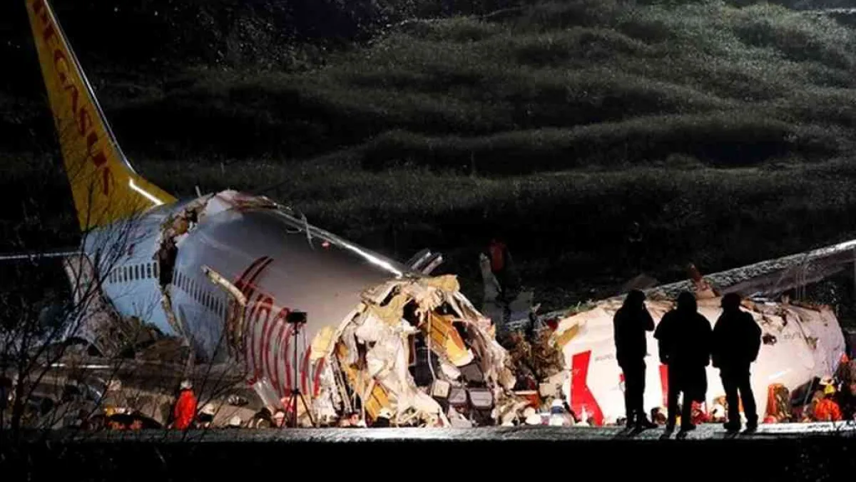 Un avión se partió en tres durante un aterrizaje en Estambul