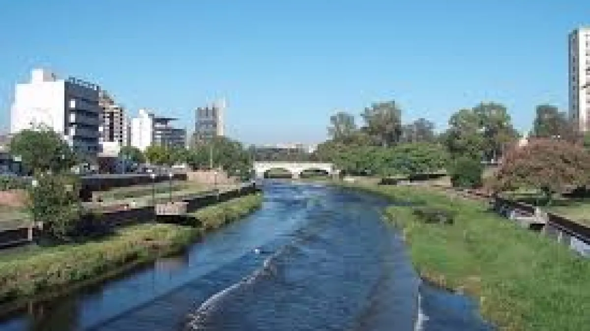 Rescataron a dos jóvenes que cayeron al Río Suquía