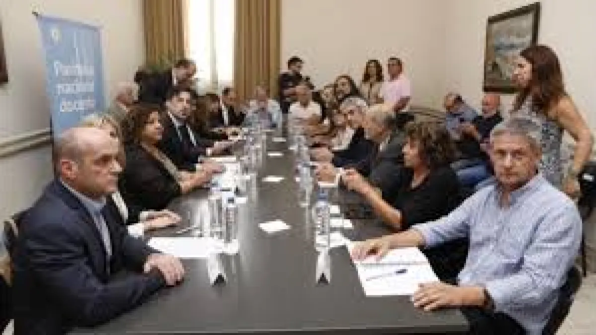 Los gremios docentes acordaron un salario inicial de 23 mil pesos en marzo y 25 mil en julio
