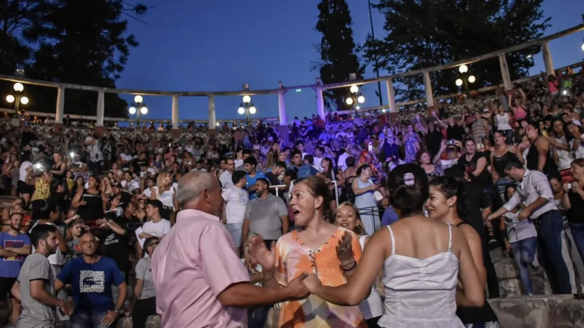 El "Derecho al verano" finaliza al ritmo de la murga Contraflor Al Resto