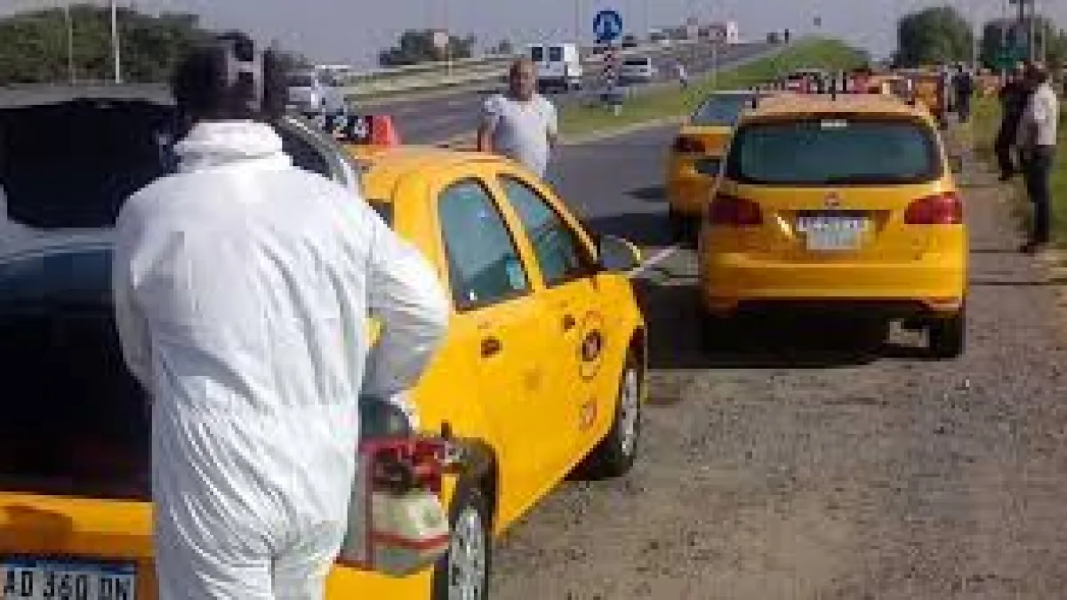 Taxistas del Aeropuerto fumigaron sus vehículos en forma preventiva