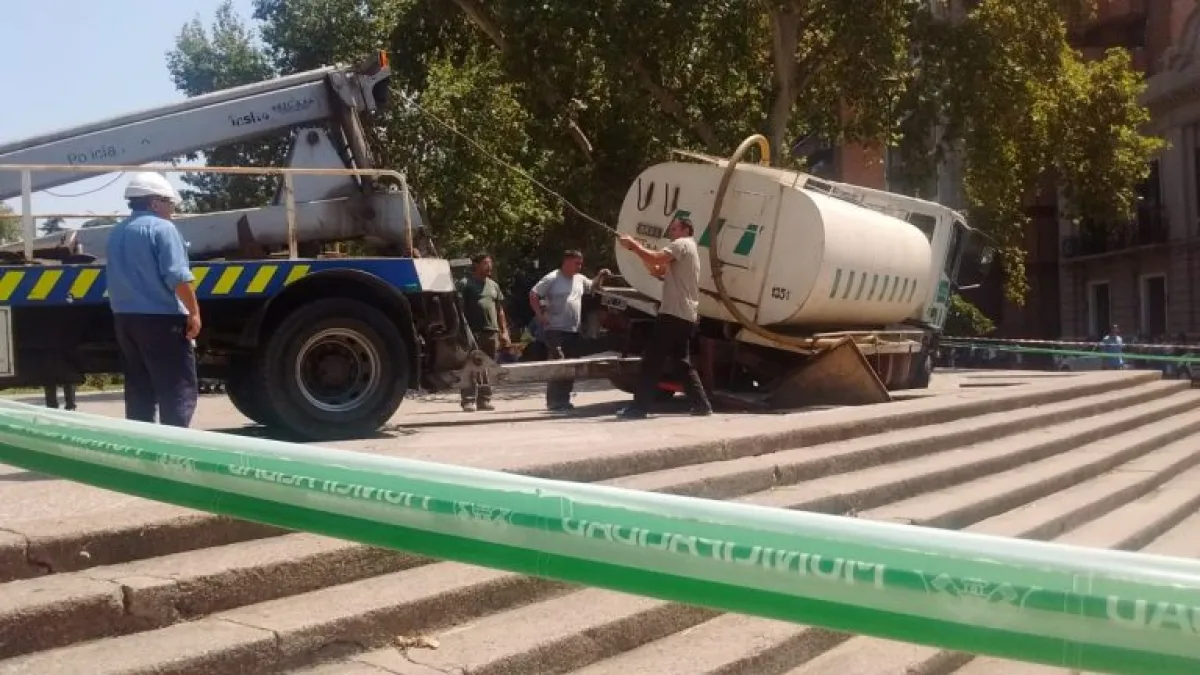 Un camión cisterna se cayó a metros de la Municipalidad