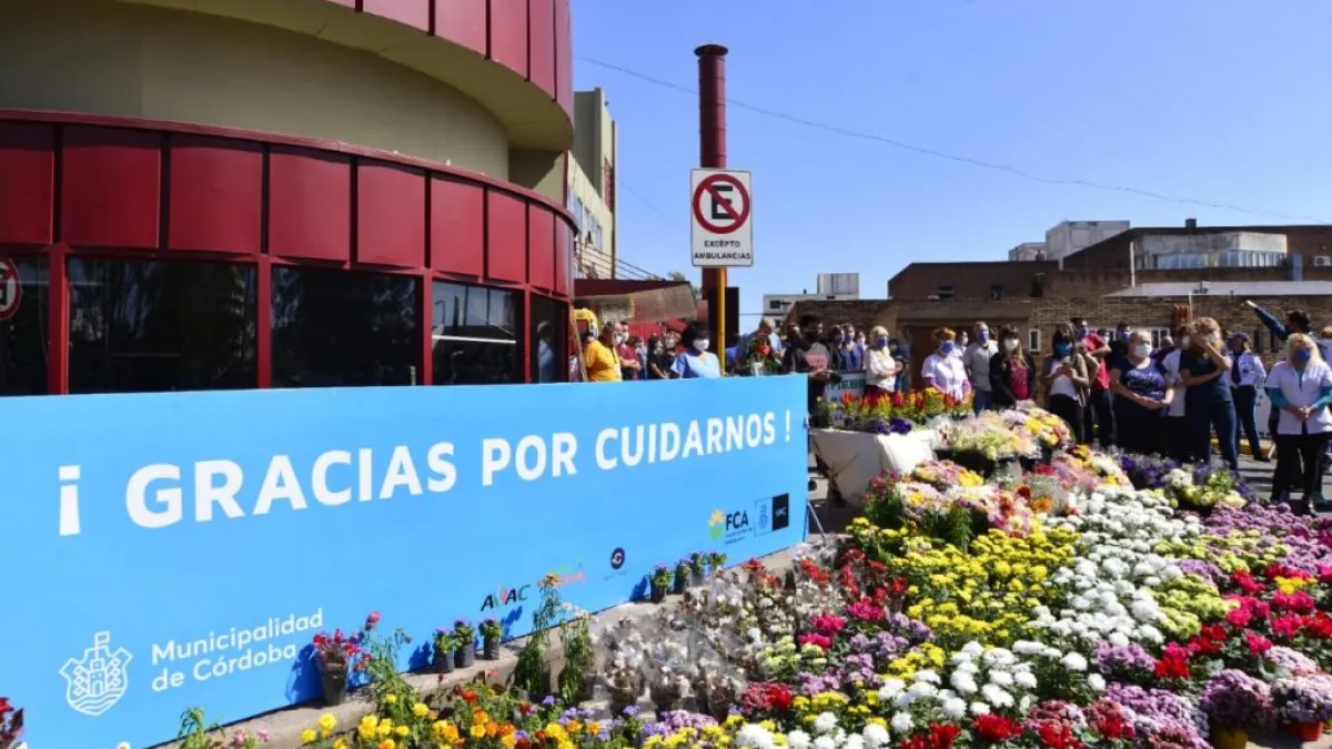 Con ofrendas florales, se brindó homenaje al personal de la salud pública