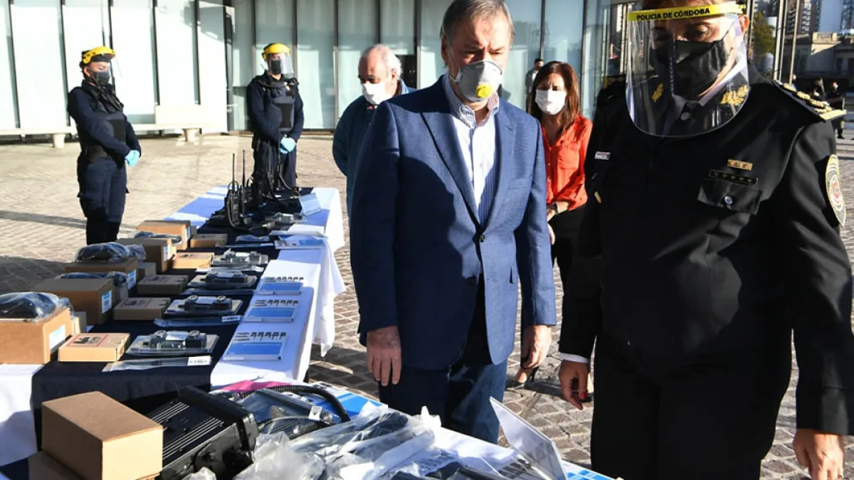 La Provincia entregó equipamiento de comunicaciones a la Policía