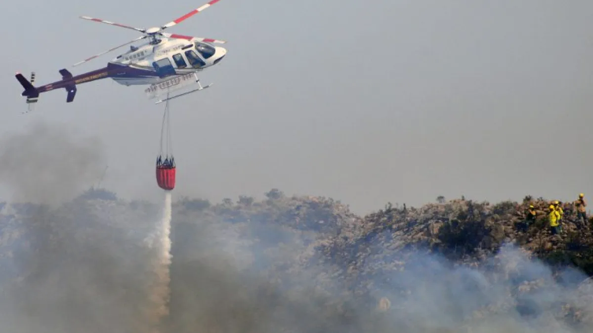 Bomberos y brigadistas combaten el fuego en la zona serrana de San Luis