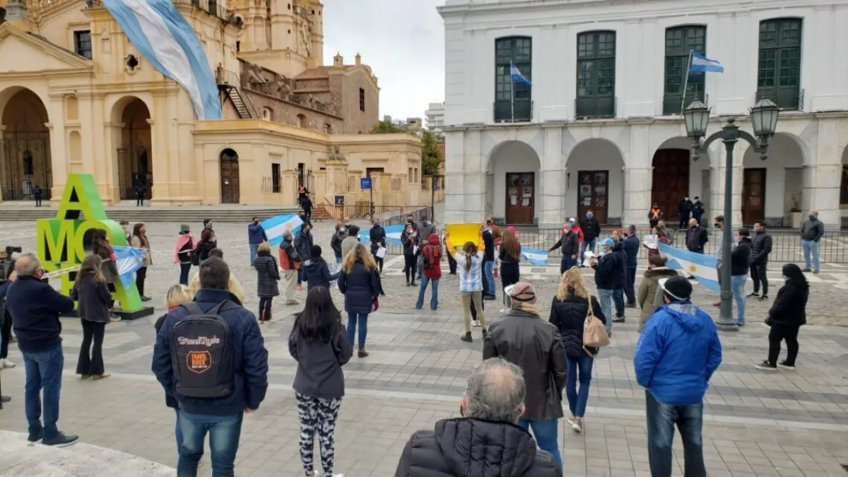 Comerciantes de Córdoba realizaron una protesta frente al Cabildo