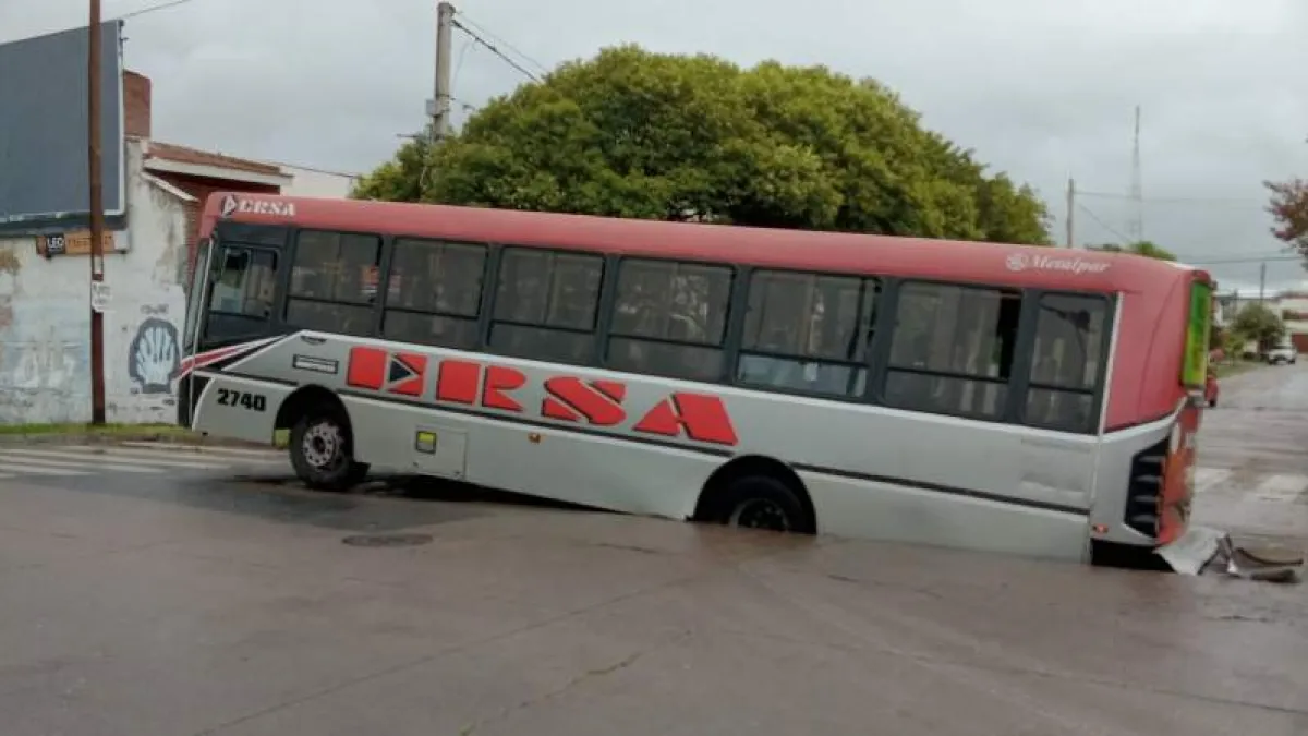 Alto bache: un colectivo de Ersa quedó atascado en el asfalto