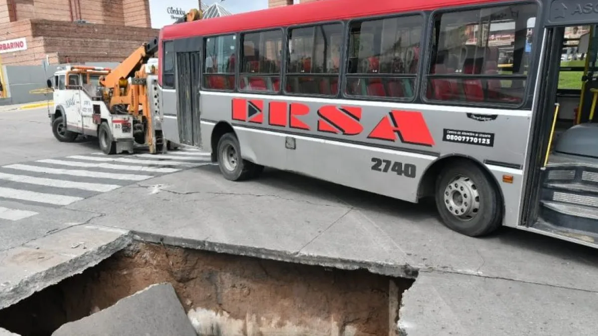 El bache en el que se atascó el colectivo se debió a un caño cloacal que perdía líquido