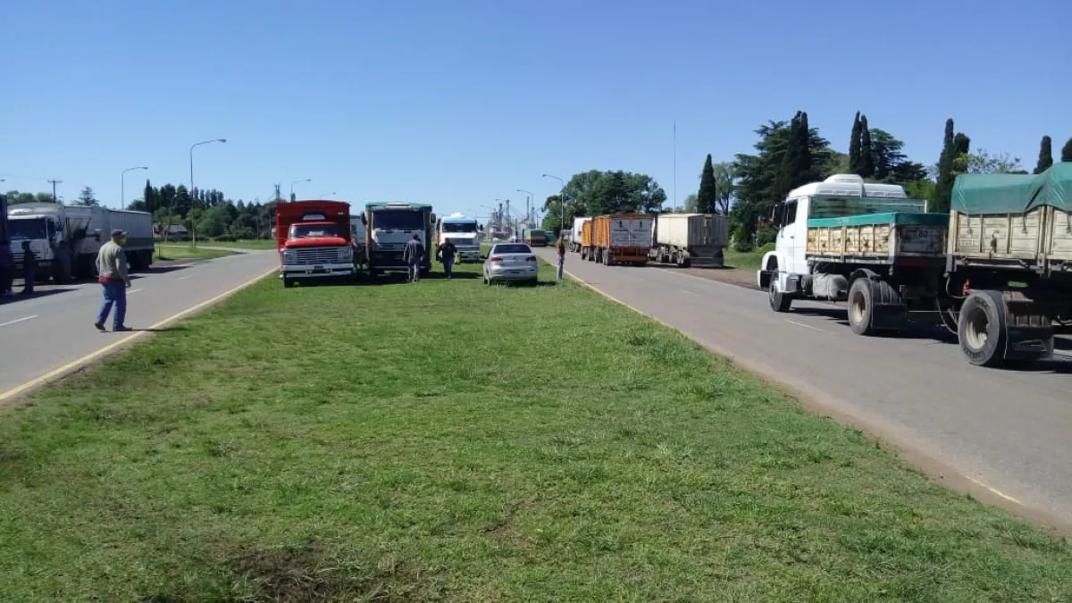 Continúa el paro de transportistas y se teme desabastecimiento