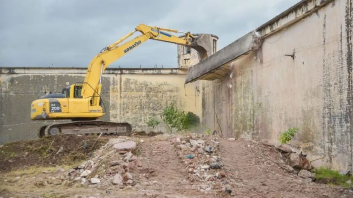 Comenzó la demolición de un muro de la ex cárcel San Martín