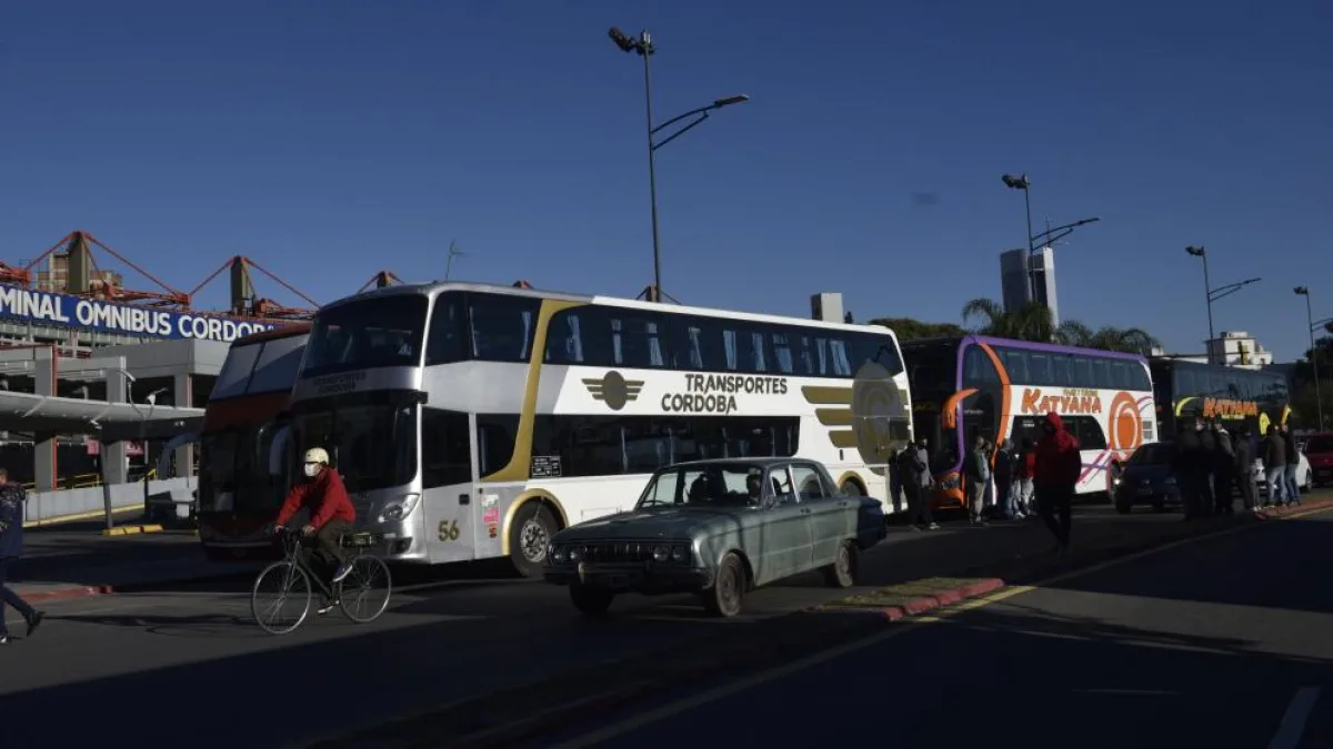 Transportistas de turismo realizaron una protesta en la Terminal