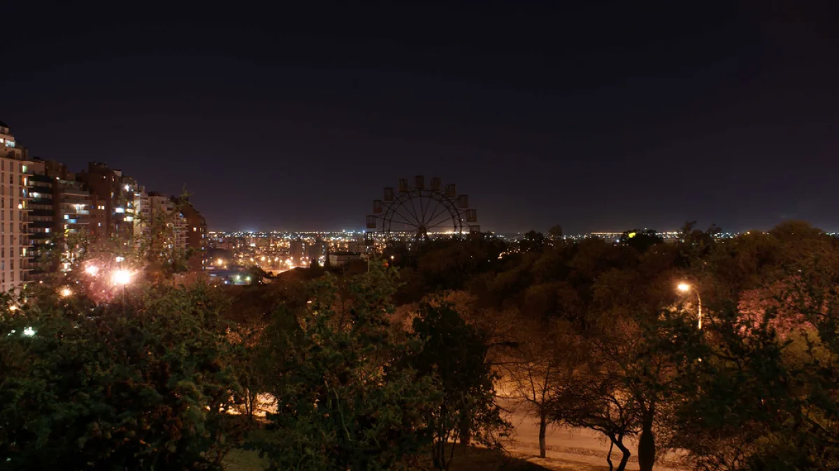 Iluminarán con luces LED espacios del Parque Sarmiento