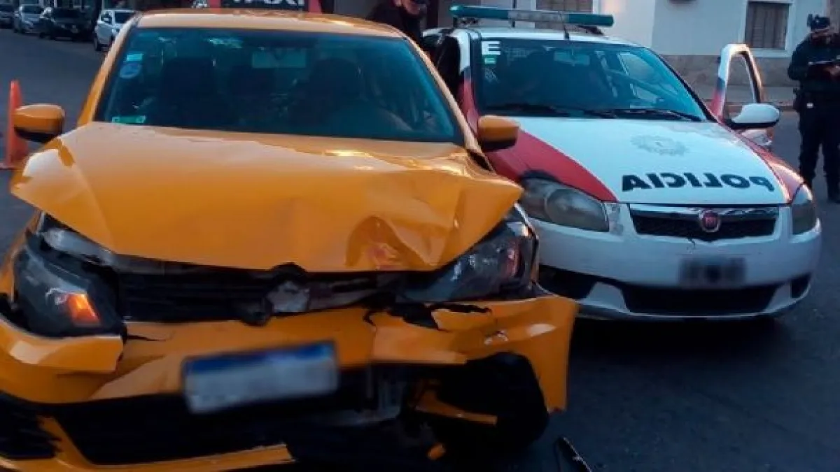 Choque entre un taxi y un patrullero en barrio General Paz