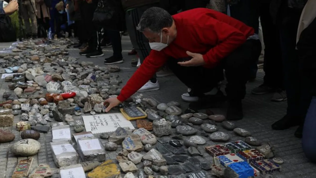 El Gobierno creará un espacio en memoria de los fallecidos por Covid con las piedras de la marcha