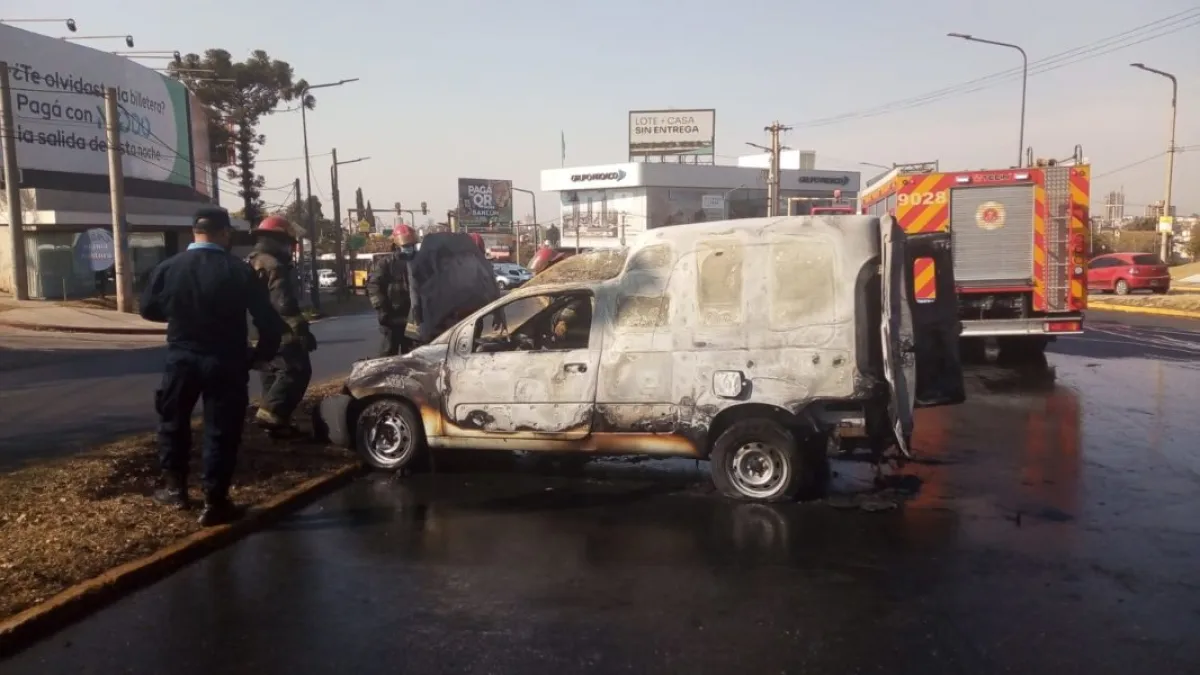 Se incendió un vehículo en Av. Rafael Núñez