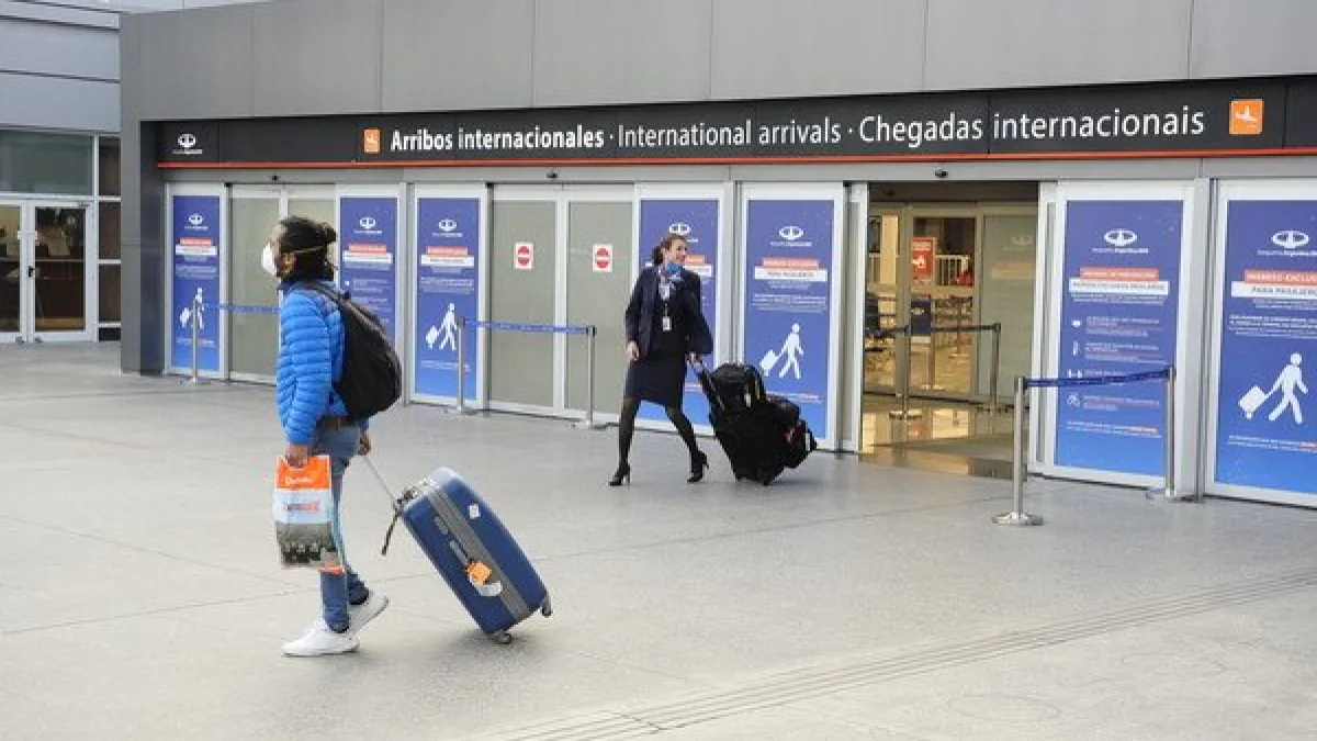 Prorrogan la obligación de aislamiento para quienes regresen del exterior por viajes de trabajo