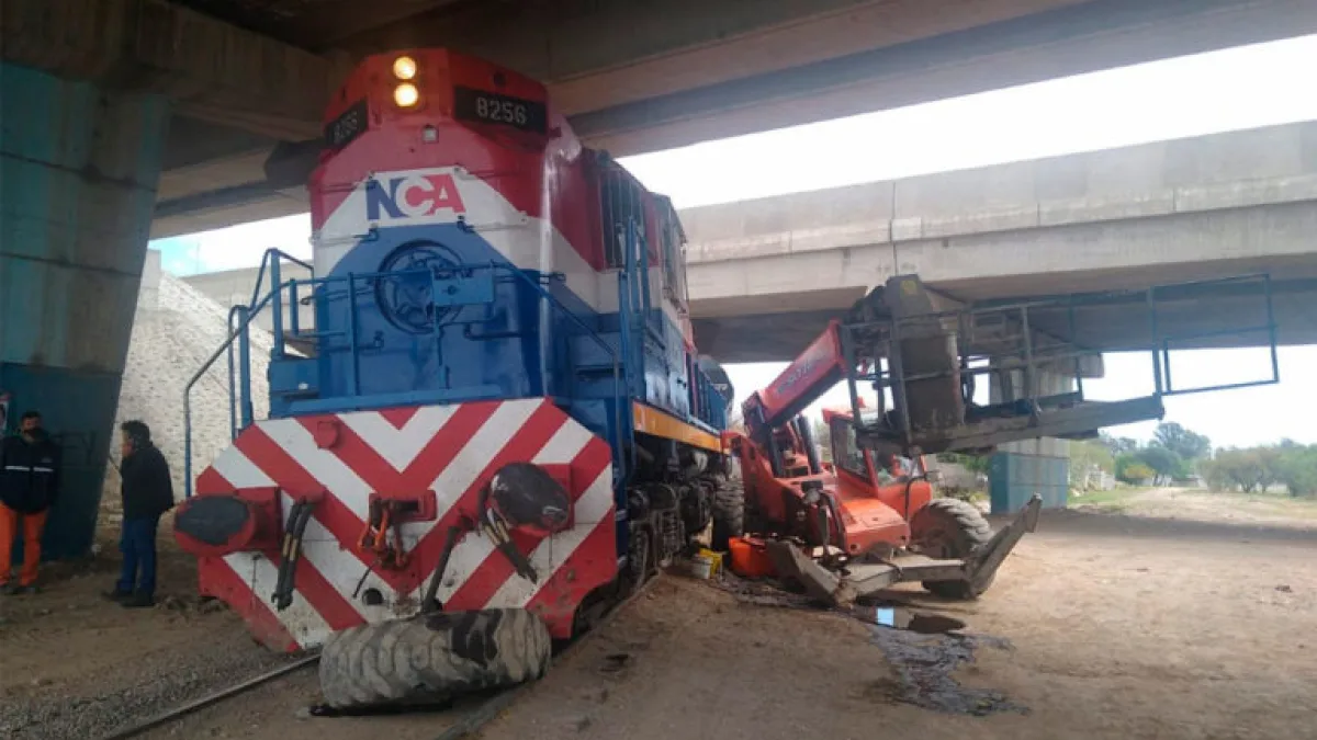 Una locomotora embistió a una grúa en Circunvalación