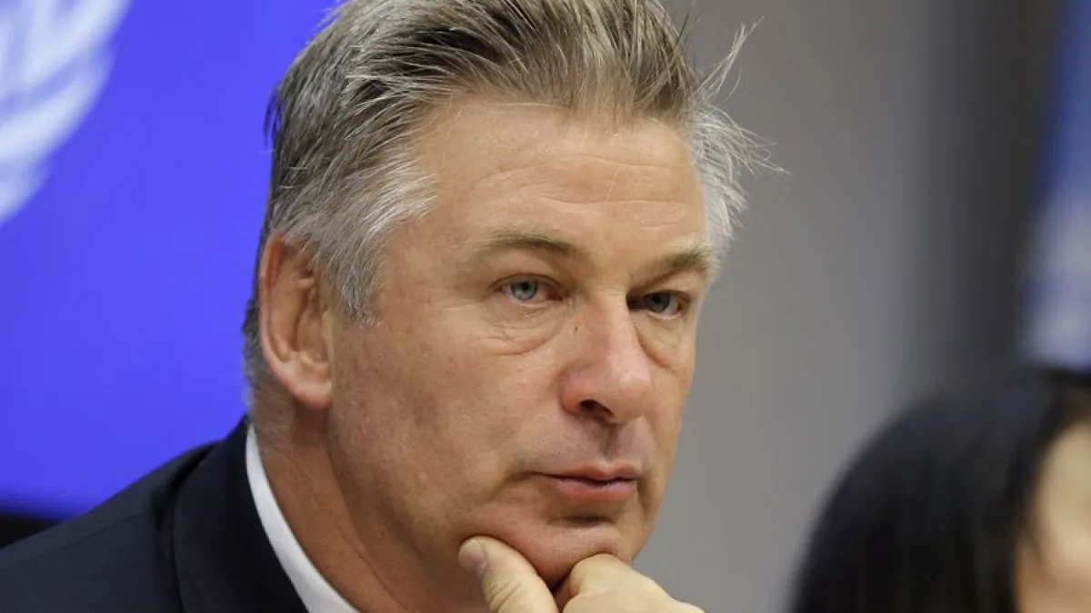Alec Baldwin mató por accidente a la directora de fotografía de una película durante la grabación de un tiroteo