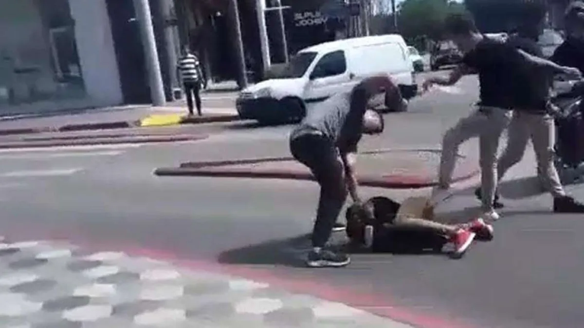 Vecinos golpearon a un ladrón de 18 años que intentó robar una cartera