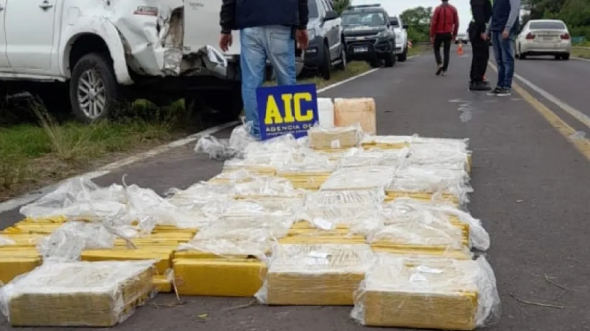 Chocaron y dejaron abandonados casi 500 kilos de marihuana en una camioneta